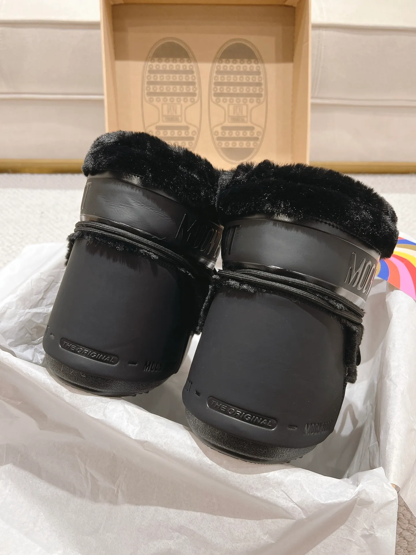 p660 [Exclusive top quality | New upgraded version] ✨A must-buy in winter 2025! Moon Boot moon snow boots - the ultimate warm weapon for fashionistas ❄️ Forget UGG! This winter🔥The "ugly Big Mac" that dominates the streets is here~ 👢The same Y2K retro style from Paris Hilton and Beckham is back! 4cm taller inside ✨ Invisible leg lift · Extremely slimming 👌 Fluffy and soft but not bloated, instantly show off your sense of style when put on your feet 🦋 The same style for both men and women | Can be worn by both men and women | Regardless of left or right foot!  ❄️Maximum thermal insulation power｜No pressure for fun in the snow 💫Trendy style code｜Easily achieve the Millennial hot girl style Say goodbye to ordinary snow boots ~ This winter you need to be warm and rusty! 🌟 #MoonBoot snow boots #winter hot style #瞞小similar style #millennium style wear ❶Fabric: original custom/cowhide/woven wool/high mercerized waterproof cloth ❷Inner: original 100% silk cotton liner ❸Feet: original 100% silk cotton liner ❹Outsole: original molded two-color non-slip outsole ❺Sole thickness: 4cm (including inner**) ❻Number of codes: 35-40 (41. Customized) ❼Packaging: Original full set of packaging ☀Color: Official website updated simultaneously